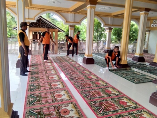 GoRiau - HUT ke-73 Bhayangkara, Polsek Mandah bersama Masyarakat Goro Bersihkan Rumah Ibadah
